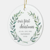 Onze eerste kerstfeestelijke Pas getrouwd Greenery Keramisch Ornament (Links)