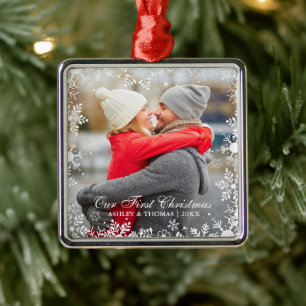 Onze eerste kerstfeestelijke sneeuwvlokgrens metalen ornament