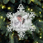 Onze eerste kerstfeestfoto tin sneeuwvlok ornament<br><div class="desc">Ons eerste kerstpaar foto sneeuwvlok Ornament</div>