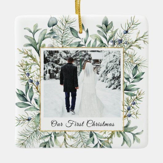Onze eerste kerstfoto Elegant Winter Evergreen Keramisch Ornament (Voorkant)