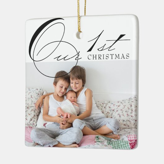 Onze eerste kerstfoto en elegante kalligrafie keramisch ornament (Links)