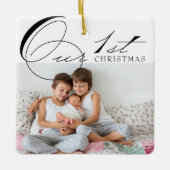 Onze eerste kerstfoto en elegante kalligrafie keramisch ornament (Voorkant)