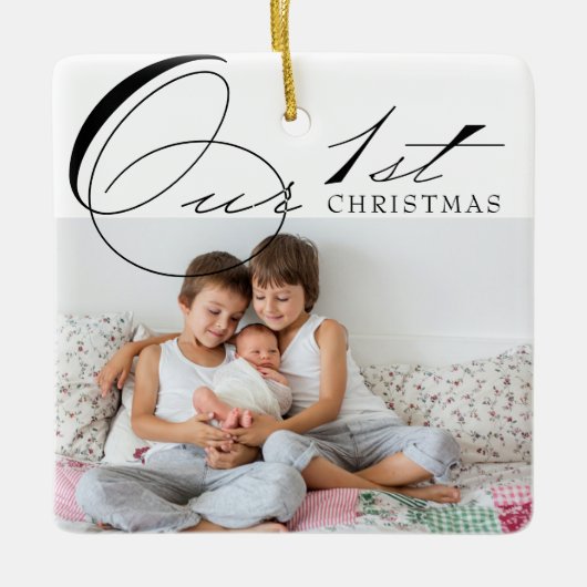 Onze eerste kerstfoto en elegante kalligrafie keramisch ornament (Voorkant)