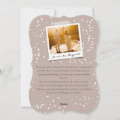 Onze eerste kerstfoto in Black Script Feestdagenkaart (Achterkant)