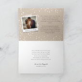 Onze eerste kerstfoto in het witte script feestdagen kaart (Binnen)