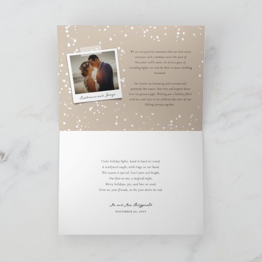 Onze eerste kerstfoto in het witte script feestdagen kaart (Binnen)