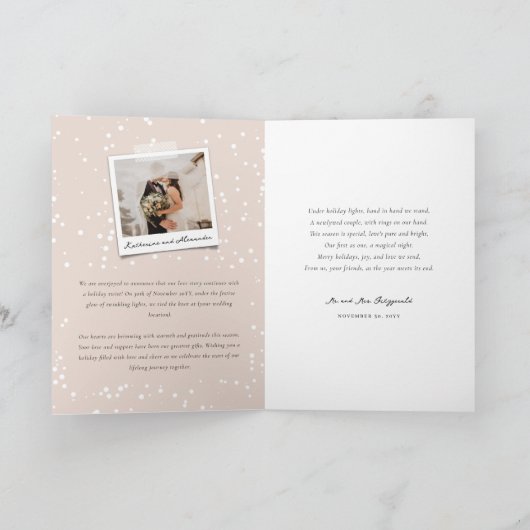 Onze eerste kerstfoto in het witte script feestdagen kaart (Binnen)