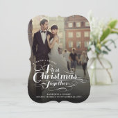 Onze eerste kerstfoto in het witte script feestdagenkaart (Staand voorkant)