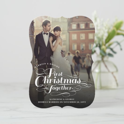 Onze eerste kerstfoto in het witte script feestdagenkaart (Staand voorkant)