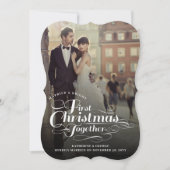 Onze eerste kerstfoto in het witte script feestdagenkaart (Voorkant)