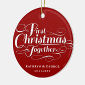 Onze eerste kerstfoto in het witte script keramisch ornament (Links)