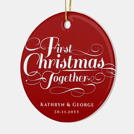 Onze eerste kerstfoto in het witte script keramisch ornament (Links)