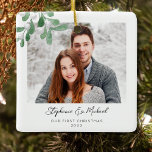 Onze eerste kerstfoto keramisch ornament<br><div class="desc">Dit First Christmas Photo Ornament is versierd met waterverf maretak en stijlvolle scripttypografie. Gemakkelijk aan te passen met uw foto, naam, en jaar. Gebruik het ontwerpgereedschap om de tekstgrootte, -stijl of -kleur te wijzigen. Omdat we ons kunstwerk creëer, zult u dit exacte afbeelding van andere ontwerpers niet vinden. Originele Waterverf...</div>