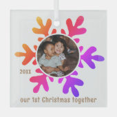 Onze eerste kerstfoto, kleurrijk Snowflake Kinder Glas Ornament (Voorkant)
