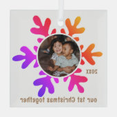 Onze eerste kerstfoto, kleurrijk Snowflake Kinder Glas Ornament (Achterkant)