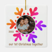 Onze eerste kerstfoto, kleurrijk Snowflake Kinder Keramisch Ornament (Achterkant)