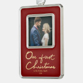 Onze eerste kerstfoto met aangepast handschrift verzilverd omlijst ornament (Links)