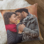 Onze eerste kerstfoto met aangepaste foto kussen<br><div class="desc">Herinner je je eerste Kerstmis samen als een stel of familie met een aangepaste fotokussen. Het fotomalplaatje is opstelling voor u om twee van uw favoriete afbeeldingen toe te voegen - op de voorzijde en op de rug. De tekstbekleding op de voorzijde leest "Onze Eerste Kerstmis Samen"in elegant manuscript en...</div>