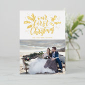 Onze eerste kerstfoto met handschrift Pas getrouwd Folie Feestdagenkaart (Staand Voorkant)