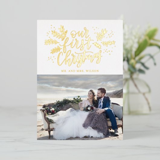 Onze eerste kerstfoto met handschrift Pas getrouwd Folie Feestdagenkaart (Staand Voorkant)