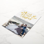 Onze eerste kerstfoto met handschrift Pas getrouwd Folie Feestdagenkaart (Gedraaid)