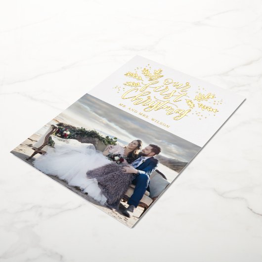 Onze eerste kerstfoto met handschrift Pas getrouwd Folie Feestdagenkaart (Gedraaid)