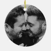 Onze eerste kerstfoto met kerstcadeautjes in combi keramisch ornament (Achterkant)