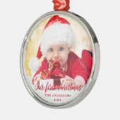Onze eerste kerstfoto met rood script metalen ornament (Links)