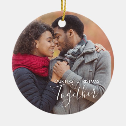 Onze eerste kerstfoto met witte overlay keramisch ornament (Voorkant)