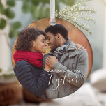 Onze eerste kerstfoto met witte overlay keramisch ornament<br><div class="desc">Ornament voor kersttasje voor je eerste kerstfeest samen. Het fotomalplaatje is opstelling voor u om één van uw favoriete afbeeldingen aan de voorzijde met uw namen en het jaar op de rug toe te voegen. Het ontwerp kenmerkt elegante manuscriptkalligrafie en moderne typografie. Dit ontwerp is beschikbaar met zwarte of witte...</div>