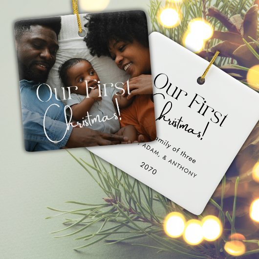 Onze eerste kerstfoto minimalistische kalligrafie keramisch ornament