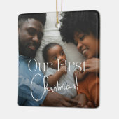 Onze eerste kerstfoto minimalistische kalligrafie keramisch ornament (Links)