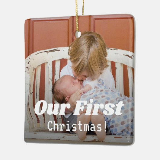 Onze eerste kerstfoto moderne kalligrafie keramisch ornament (Links)