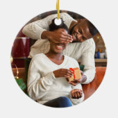 Onze eerste kerstfoto Mr en Mrs Red en Gold Keramisch Ornament (Achterkant)