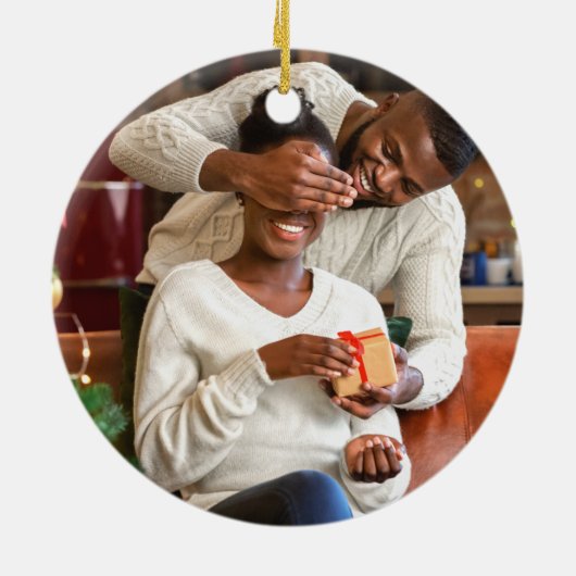 Onze eerste kerstfoto Mr en Mrs Red en Gold Keramisch Ornament (Achterkant)