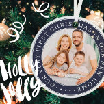Onze eerste kerstfoto Nieuwe Thuishuisfamilie Foto Metalen Ornament<br><div class="desc">Dit eenvoudige en klassieke ontwerp is samengesteld uit serif typografie en voegt een douanefoto toe.</div>