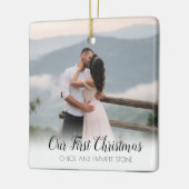 Onze eerste kerstfoto Pas getrouwd Keramisch Ornament (Links)