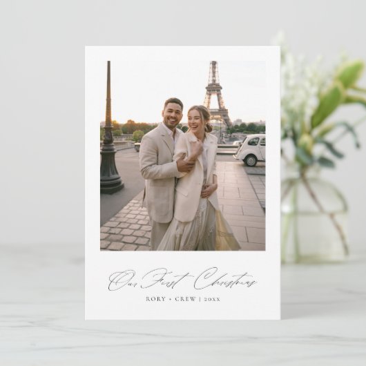 Onze eerste kerstfoto van Elegant Script Pas getro Feestdagenkaart (Staand voorkant)