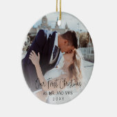 Onze eerste kerstfoto van Elegant Script Pas getro Keramisch Ornament (Rechts)