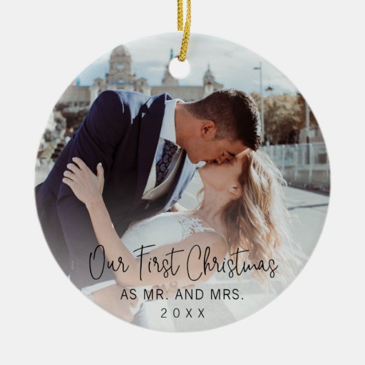 Onze eerste kerstfoto van Elegant Script Pas getro Keramisch Ornament (Voorkant)