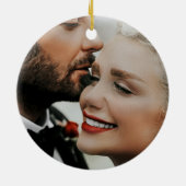 Onze eerste kerstfoto van het Witte Manuscript Wed Keramisch Ornament (Achterkant)