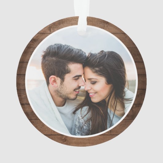 Onze eerste kerstfoto van Rustic Pine Tree Ornament (achterkant)