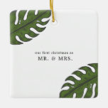 Onze eerste kerstfoto van Tropische bladeren Pas g Keramisch Ornament<br><div class="desc">Ben je dit jaar getrouwd? Voeg een herinnering toe aan je boom met dit ornament van de bruiloft met tropische palmbladeren, samen met de boodschap: "Ons eerste kerstfeest als Mr en Mrs." De achterkant heeft je favoriete foto en het jaar. Dit ornament geeft ook een geweldig cadeau aan een pas-echtpaar...</div>