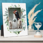 Onze eerste kerstfoto Waterverf Greenery Pine Foto Fotoplaat<br><div class="desc">Elegant Waterverf Greenery Pines Our First kerstPas getrouwd Weddenschap Foto Plaque - Green Text</div>