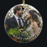 Onze eerste kerstfotoversiering keramisch ornament<br><div class="desc">Eenvoudig en elegant,  deze moderne typografie "onze eerste kerst" keramische versiering is gemakkelijk te personaliseren met een favoriete foto,  een jaar en meer gemakkelijk om tekst te bewerken.</div>