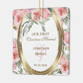 Onze eerste kerstgehuwde Blush Floral Bijbel Keramisch Ornament (Links)