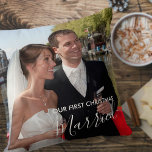 Onze eerste kerstgehuwde foto op maat 2 kussen<br><div class="desc">Herinner je je eerste Kerstmis als Mr. en Mrs. met een aangepast foto-kussen. Het fotomalplaatje is opstelling voor u om twee van uw favoriete afbeeldingen toe te voegen - misschien een trouwfoto op de voorkant en een romantische pic op de achterkant als u het kussen het hele jaar door wilt...</div>