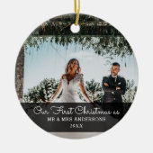 Onze eerste kerstgehuwde Script Couple Foto Keramisch Ornament (Voorkant)
