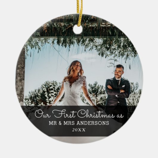 Onze eerste kerstgehuwde Script Couple Foto Keramisch Ornament (Voorkant)