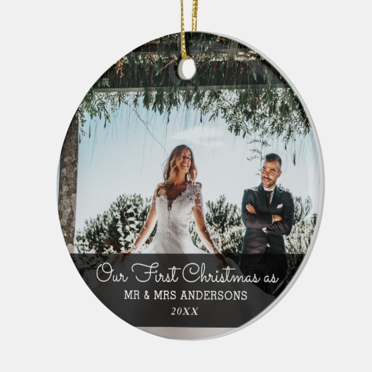 Onze eerste kerstgehuwde Script Couple Foto Keramisch Ornament (Links)